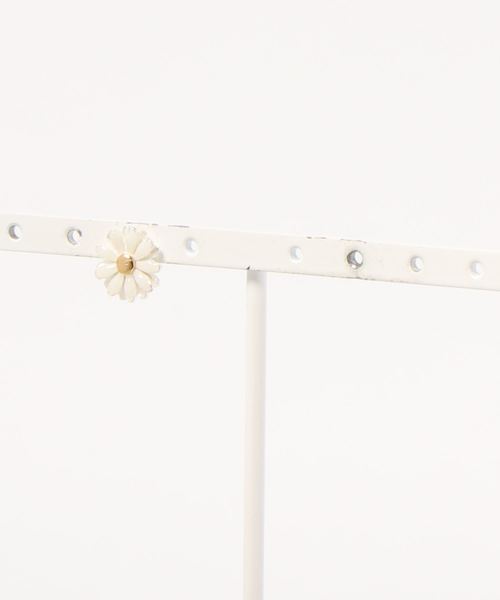 flower(フラワー)の「スノーデイジーピアス(ピアス(片耳用)・レディース・ホワイト・FREE)」の3枚目の写真