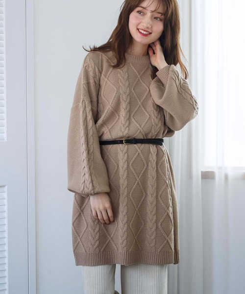 GeeRA(ジーラ)の「ベルト付ケーブル編ニットワンピース(ワンピース・レディース・ベージュ/ブラック/スモークピンク・MEDIUM/LARGE/X-LARGE)」の2枚目の写真