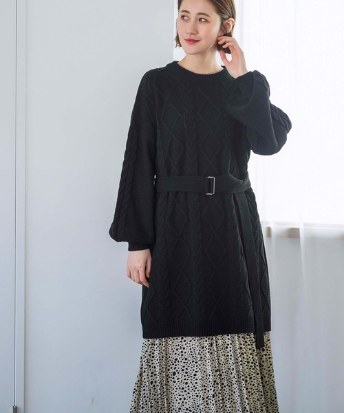 GeeRA(ジーラ)の「ベルト付ケーブル編ニットワンピース(ワンピース・レディース・ベージュ/ブラック/スモークピンク・MEDIUM/LARGE/X-LARGE)」の1枚目の写真