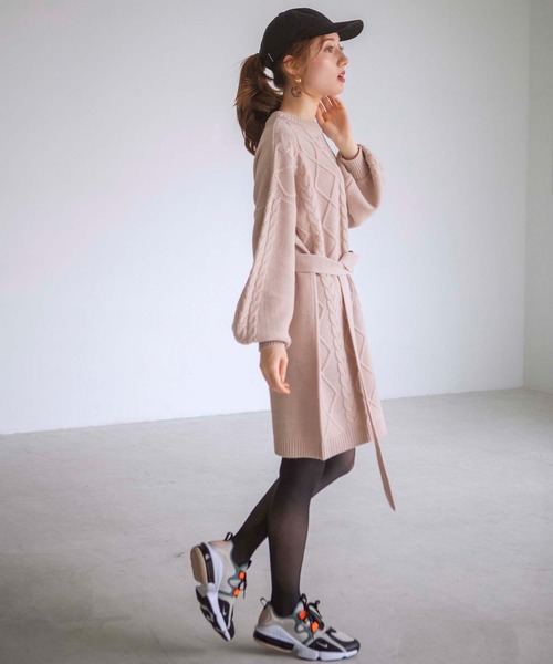 GeeRA(ジーラ)の「ベルト付ケーブル編ニットワンピース(ワンピース・レディース・ベージュ/ブラック/スモークピンク・MEDIUM/LARGE/X-LARGE)」の9枚目の写真