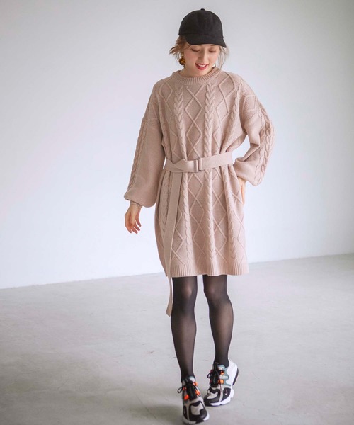 GeeRA(ジーラ)の「ベルト付ケーブル編ニットワンピース(ワンピース・レディース・ベージュ/ブラック/スモークピンク・MEDIUM/LARGE/X-LARGE)」の11枚目の写真