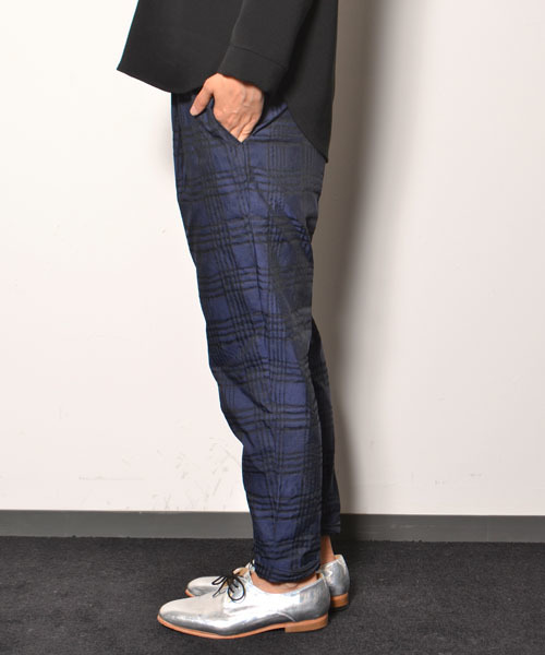 AMERICAN RAG CIE（アメリカンラグシー）の「チェックプリントパンツ/211-AHS-L142-PT130（その他パンツ・レディース・ブラック/ネイビー・FREE）」の6枚目の写真