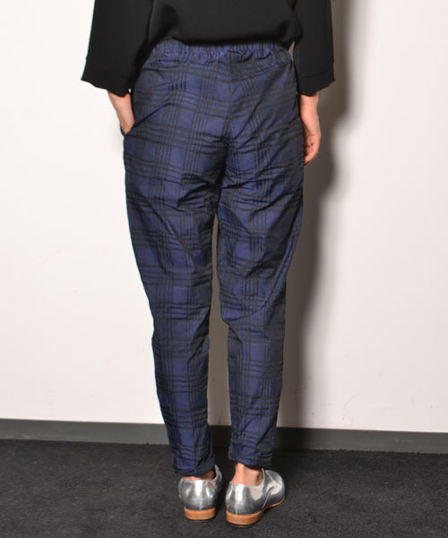 AMERICAN RAG CIE（アメリカンラグシー）の「チェックプリントパンツ/211-AHS-L142-PT130（その他パンツ・レディース・ブラック/ネイビー・FREE）」の7枚目の写真