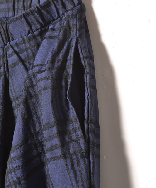 AMERICAN RAG CIE（アメリカンラグシー）の「チェックプリントパンツ/211-AHS-L142-PT130（その他パンツ・レディース・ブラック/ネイビー・FREE）」の11枚目の写真