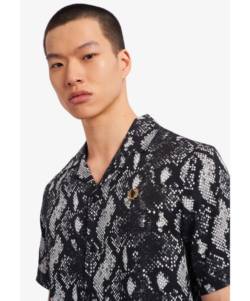 美品　フレッドペリー　SNAKE PRINT REVERE SHIRT 美品 フレッドペリー SNAKE PRINT REVERE SHIRT