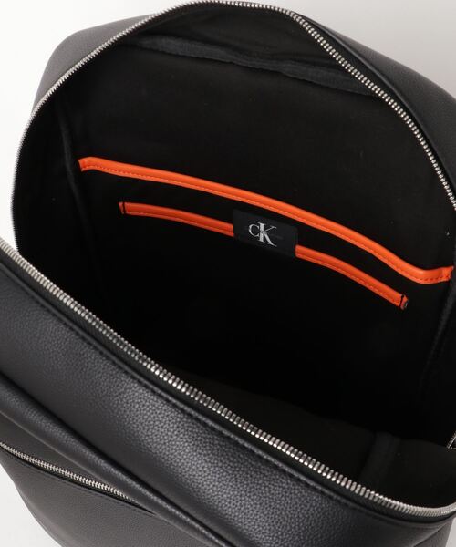 Calvin Klein Jeans Accessory（カルバン・クラインジーンズアクセサリー）の「ラウンド スクウェア バックパック（バックパック/リュック・メンズ・ブラック・FREE）」の2枚目の写真