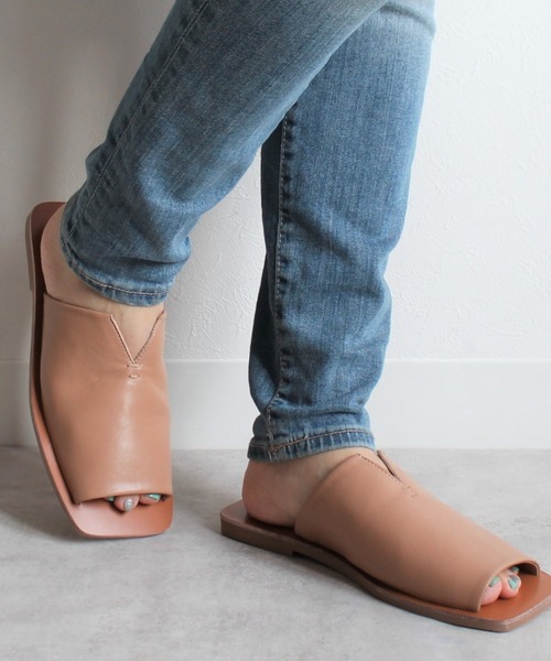 Fabby fabby(ファビィーファビィー)の「スリットフラットワンベルトサンダル(サンダル・レディース・ブラック/ホワイト/ベージュ/パイソン/ブラウン・SS/SMALL/MEDIUM/LARGE)」の1枚目の写真