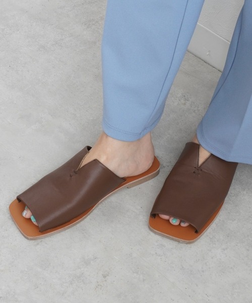 Fabby fabby(ファビィーファビィー)の「スリットフラットワンベルトサンダル(サンダル・レディース・ブラック/ホワイト/ベージュ/パイソン/ブラウン・SS/SMALL/MEDIUM/LARGE)」の4枚目の写真