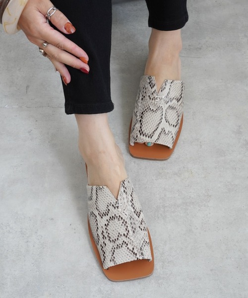 Fabby fabby(ファビィーファビィー)の「スリットフラットワンベルトサンダル(サンダル・レディース・ブラック/ホワイト/ベージュ/パイソン/ブラウン・SS/SMALL/MEDIUM/LARGE)」の5枚目の写真