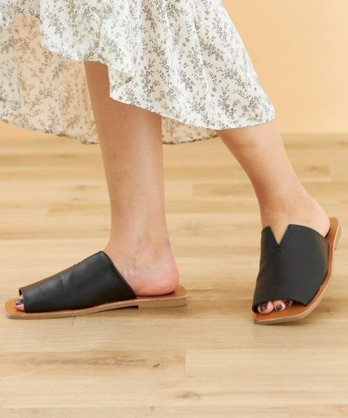 Fabby fabby(ファビィーファビィー)の「スリットフラットワンベルトサンダル(サンダル・レディース・ブラック/ホワイト/ベージュ/パイソン/ブラウン・SS/SMALL/MEDIUM/LARGE)」の3枚目の写真