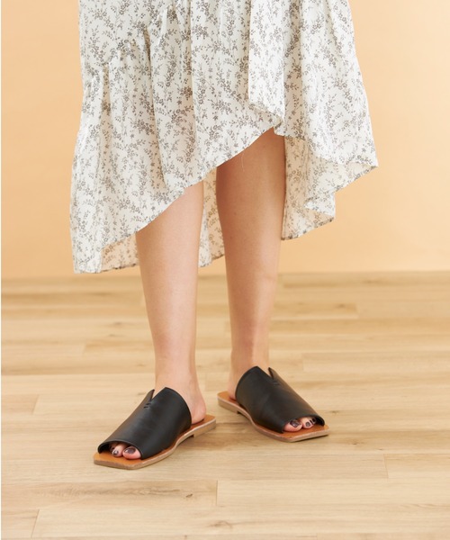 Fabby fabby(ファビィーファビィー)の「スリットフラットワンベルトサンダル(サンダル・レディース・ブラック/ホワイト/ベージュ/パイソン/ブラウン・SS/SMALL/MEDIUM/LARGE)」の10枚目の写真