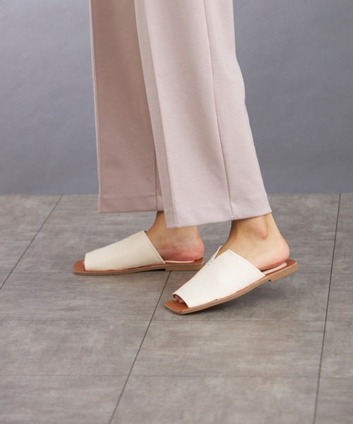 Fabby fabby(ファビィーファビィー)の「スリットフラットワンベルトサンダル(サンダル・レディース・ブラック/ホワイト/ベージュ/パイソン/ブラウン・SS/SMALL/MEDIUM/LARGE)」の8枚目の写真