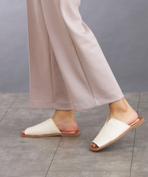 Fabby fabby(ファビィーファビィー)の「スリットフラットワンベルトサンダル(サンダル・レディース・ブラック/ホワイト/ベージュ/パイソン/ブラウン・SS/SMALL/MEDIUM/LARGE)」の6枚目の写真