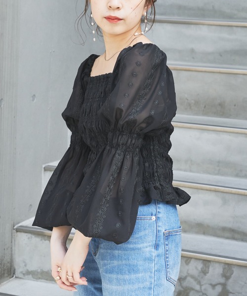 Chico（チコ）の「シャーリング刺繍レースパフスリーブブラウス（シャツ/ブラウス・レディース・ホワイト/ブラック/ミント・FREE）」の2枚目の写真