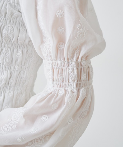 Chico（チコ）の「シャーリング刺繍レースパフスリーブブラウス（シャツ/ブラウス・レディース・ホワイト/ブラック/ミント・FREE）」の17枚目の写真