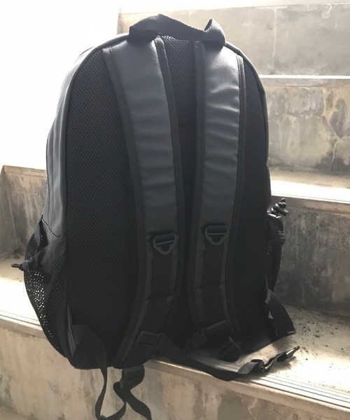 Mark Gonzales(マーク・ゴンザレス)の「MARK GONZALES/マークゴンザレス【web限定】 ダブルボードストラップ付 フェイクレザーバックパック(バックパック/リュック・メンズ・ブラック・FREE)」の8枚目の写真