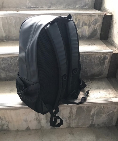 Mark Gonzales(マーク・ゴンザレス)の「MARK GONZALES/マークゴンザレス【web限定】 ダブルボードストラップ付 フェイクレザーバックパック(バックパック/リュック・メンズ・ブラック・FREE)」の9枚目の写真