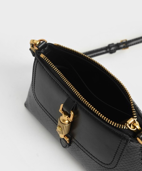 CHARLES & KEITH(チャールズ & キース)の「チェーンハンドルバッグ / Chain Handle Bag(ハンドバッグ・レディース・ブラック/ダークグリーン/クリーム/マスタード・S)」の11枚目の写真