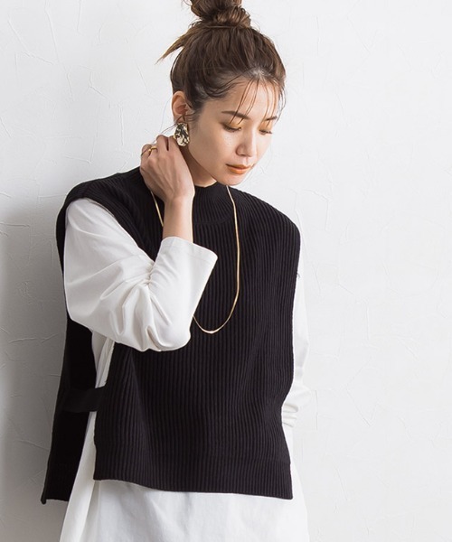 Pierrot(ピエロ)の「ハイネックニットベスト(ベスト・レディース・アイボリー/ブラック/キャメル・M/L)」の2枚目の写真