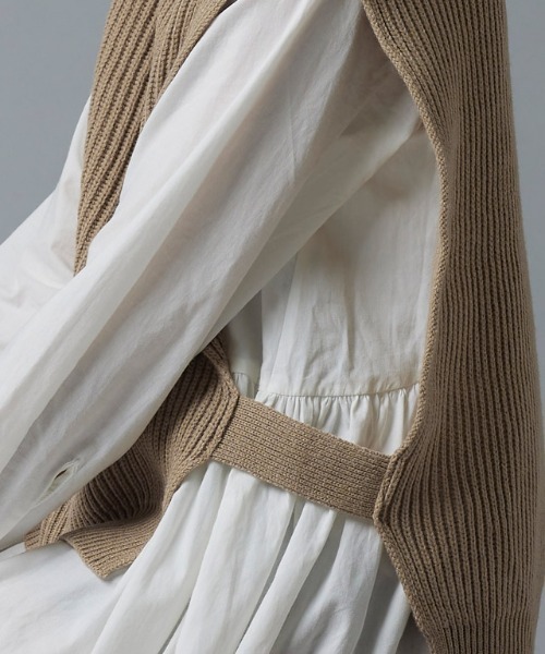 Pierrot(ピエロ)の「ハイネックニットベスト(ベスト・レディース・アイボリー/ブラック/キャメル・M/L)」の14枚目の写真