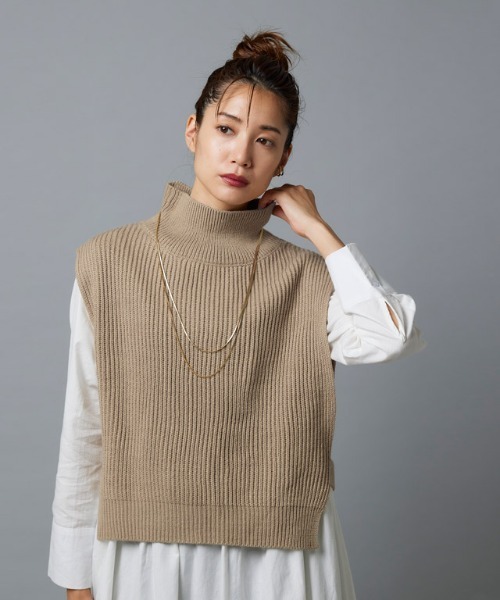 Pierrot(ピエロ)の「ハイネックニットベスト(ベスト・レディース・アイボリー/ブラック/キャメル・M/L)」の10枚目の写真