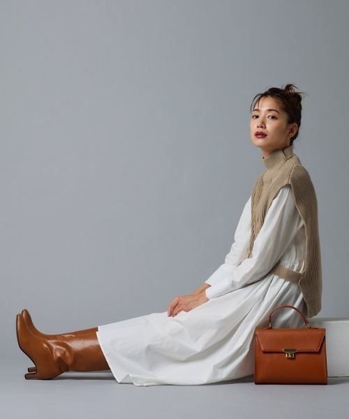 Pierrot(ピエロ)の「ハイネックニットベスト(ベスト・レディース・アイボリー/ブラック/キャメル・M/L)」の4枚目の写真