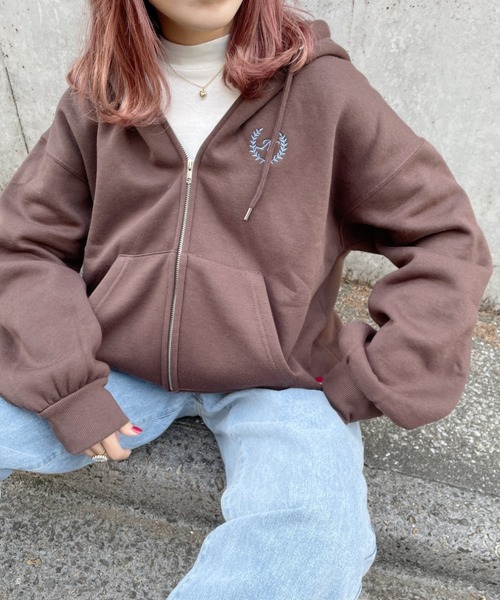nemne store(ネンネストア)の「海辺に寝転ぶフルジップ刺繍パーカー(パーカー・レディース・ブルー/ブラウン/オートミール・フリー)」の3枚目の写真