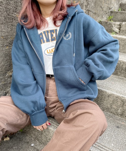 nemne store(ネンネストア)の「海辺に寝転ぶフルジップ刺繍パーカー(パーカー・レディース・ブルー/ブラウン/オートミール・フリー)」の7枚目の写真