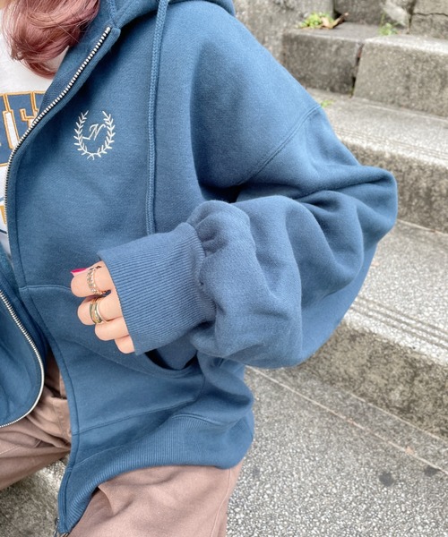 nemne store(ネンネストア)の「海辺に寝転ぶフルジップ刺繍パーカー(パーカー・レディース・ブルー/ブラウン/オートミール・フリー)」の8枚目の写真