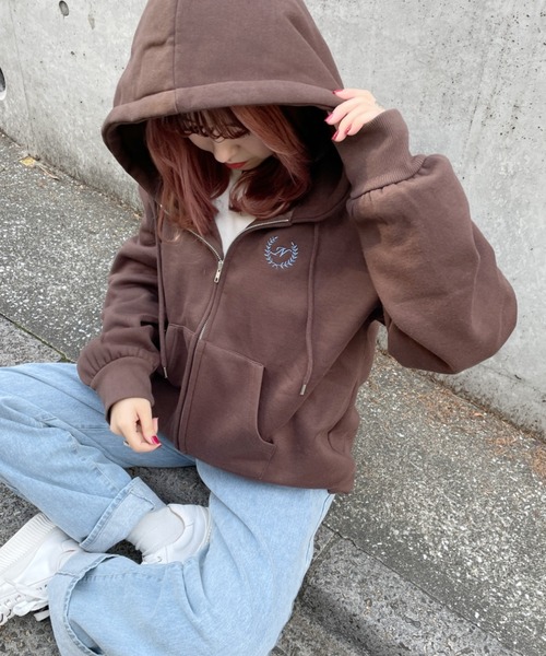 nemne store(ネンネストア)の「海辺に寝転ぶフルジップ刺繍パーカー(パーカー・レディース・ブルー/ブラウン/オートミール・フリー)」の18枚目の写真