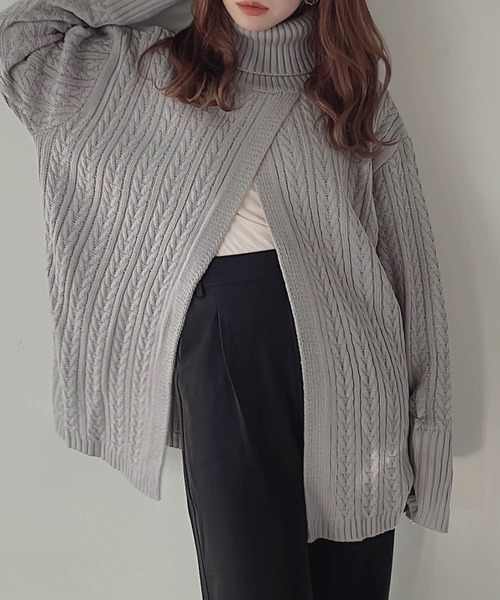 muure（ミュール）の「前スリット入りケーブル編みタートルネックニット（ニット/セーター・レディース・ホワイト/ライトグレー/ブラック/ベージュ・FREE）」の3枚目の写真