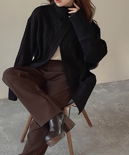 muure（ミュール）の「前スリット入りケーブル編みタートルネックニット（ニット/セーター・レディース・ホワイト/ライトグレー/ブラック/ベージュ・FREE）」の2枚目の写真