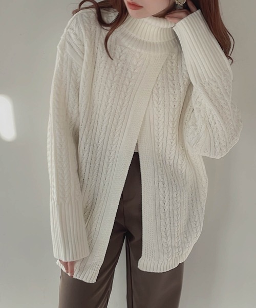 muure（ミュール）の「前スリット入りケーブル編みタートルネックニット（ニット/セーター・レディース・ホワイト/ライトグレー/ブラック/ベージュ・FREE）」の5枚目の写真