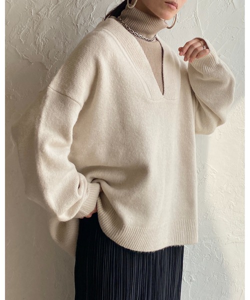She's Closet（シーズクローゼット）の「オーバーサイズ深Ｖネックボリュームスリーブ長袖プルオーバーニット（ニット/セーター・レディース・ベージュ/グリーン/アイボリー/チャコール/グリーン系その他/ピンク/チャコールグレー/グレイッシュベージュ・FREE）」の14枚目の写真