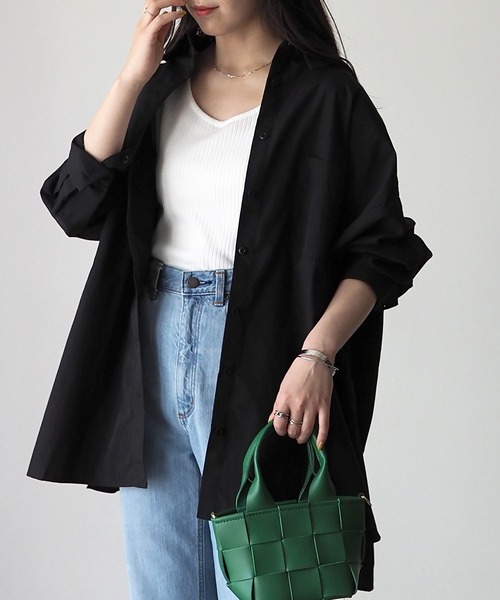 Riberry（リベリー）の「オーバーサイズスリットシャツ（シャツ/ブラウス・レディース・ブラック/ベージュ/オフホワイト・MEDIUM）」の2枚目の写真