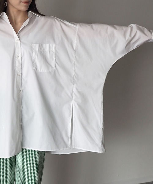 Riberry（リベリー）の「オーバーサイズスリットシャツ（シャツ/ブラウス・レディース・ブラック/ベージュ/オフホワイト・MEDIUM）」の5枚目の写真