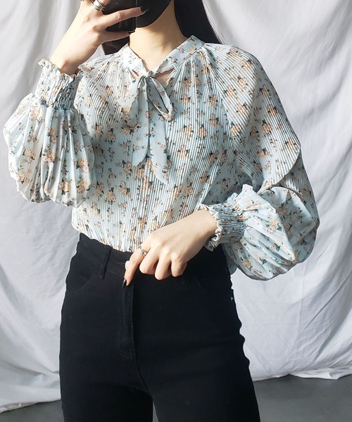 me+em select(ミームセレクト)の「小花柄ボウタイリボンプリーツシフォンブラウス(シャツ/ブラウス・レディース・ホワイト/ブラック/イエロー/ブルー・FREE)」の5枚目の写真