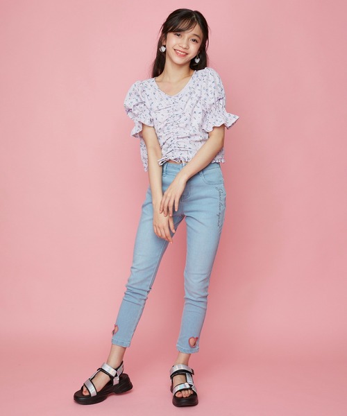 JENNI love(ジェニィラブ)の「フラワー総柄シャーリングブラウス(シャツ/ブラウス・キッズ・ラベンダー/サックスブルー・150cm/130cm/140cm/160cm)」の5枚目の写真