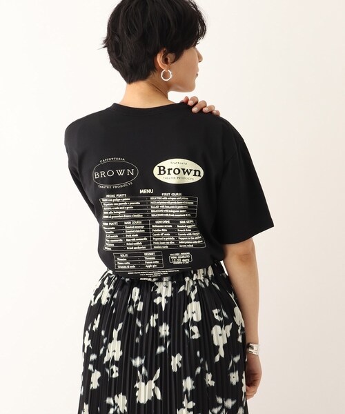 OPAQUE.CLIP（オペークドットクリップ）の「◆THEATRE PRODUCTS 別注 ブラウンメニュープリントスーベニアTシャツ（Tシャツ/カットソー・レディース・グリーン/ブラウン系その他/ホワイト系/ブラック系7/カーキ系4・99）」の3枚目の写真