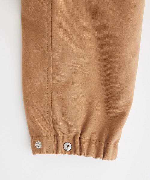 ADAM ET ROPE'（アダムエロペ）の「TWサキソニー オーバーサイズ コーチジャケット/イージーケア（ブルゾン・メンズ・キャメル/ネイビー・M/L）」の7枚目の写真