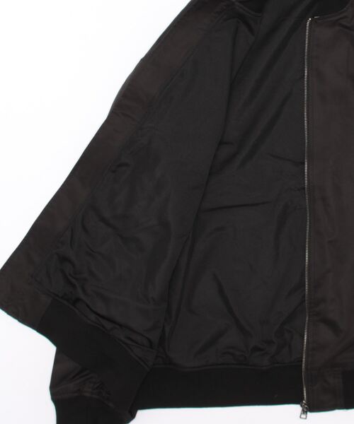SPINNS（スピンズ）の「【ビックシルエット】ナイロン MA-1 ブルゾン（MA-1・メンズ・ブラック/グレー/カーキ・ONESIZE）」の4枚目の写真