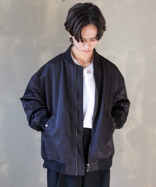 SPINNS（スピンズ）の「【ビックシルエット】ナイロン MA-1 ブルゾン（MA-1・メンズ・ブラック/グレー/カーキ・ONESIZE）」の2枚目の写真