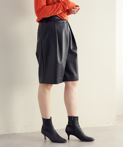 SHENERY（シーナリー）の「フェイクレザーハーフパンツ（その他