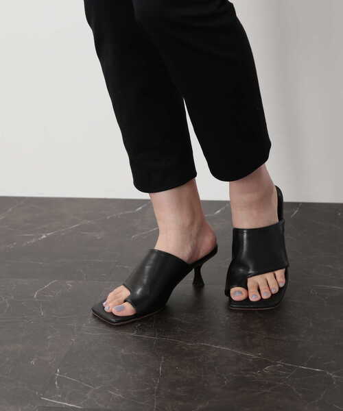 NATURAL BEAUTY BASIC（ナチュラルビューティーベーシック）の「◇【Oggi・VERY掲載】ワイドスクエアサムミュール（サンダル・レディース・ブラック/オフホワイト/キャメル・LARGE/MEDIUM）」の2枚目の写真