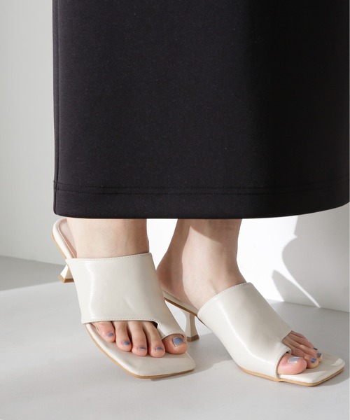 NATURAL BEAUTY BASIC（ナチュラルビューティーベーシック）の「◇【Oggi・VERY掲載】ワイドスクエアサムミュール（サンダル・レディース・ブラック/オフホワイト/キャメル・LARGE/MEDIUM）」の8枚目の写真