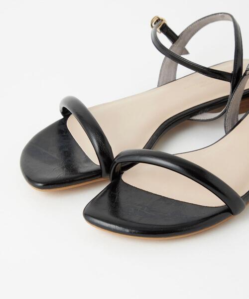 green label relaxing(グリーンレーベルリラクシング)の「ベルトフラット サンダル(1.5cmヒール)(サンダル・レディース・ブラック/オフホワイト/シルバー/その他1・XS/S/M/L/XL)」の8枚目の写真