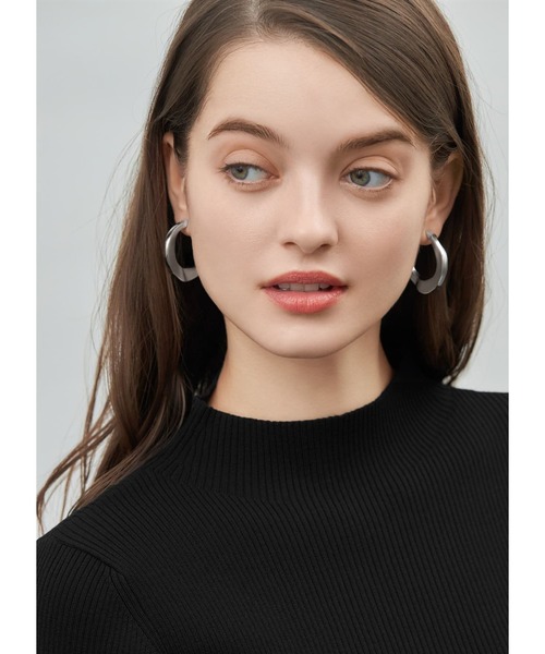 STYLE DELI(スタイルデリ)の「厚み平打ちクラフトフープピアス(ピアス(両耳用)・レディース・ゴールド/シルバー・FREE)」の3枚目の写真
