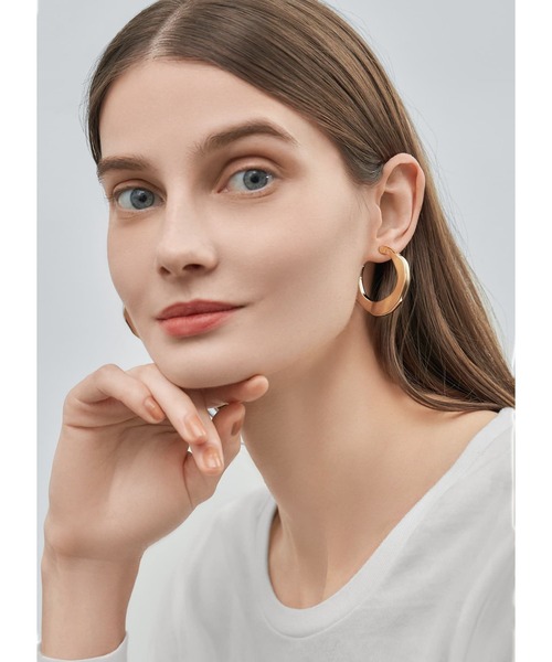 STYLE DELI(スタイルデリ)の「厚み平打ちクラフトフープピアス(ピアス(両耳用)・レディース・ゴールド/シルバー・FREE)」の6枚目の写真