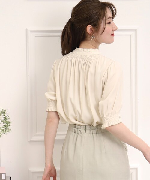 couture brooch（クチュールブローチ）の「◆【前後2WAY/夏まで使えるブラウス】シャーリングフリルネック5分袖ブラウス（シャツ/ブラウス・レディース・ライトグレー/ネイビー/アイボリー・40/38/42）」の19枚目の写真