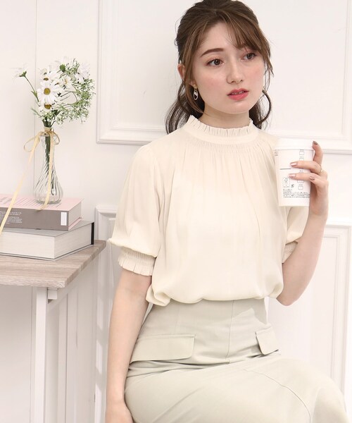 couture brooch（クチュールブローチ）の「◆【前後2WAY/夏まで使えるブラウス】シャーリングフリルネック5分袖ブラウス（シャツ/ブラウス・レディース・ライトグレー/ネイビー/アイボリー・40/38/42）」の14枚目の写真